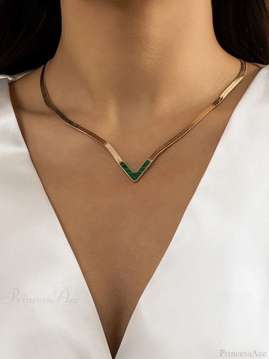 Victoria Charming Necklace Green / One Size Necklaces